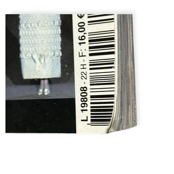 L’Officiel YSL Special Issue 1000 Modèles March 2002 Magazine - Picture 13 of 16